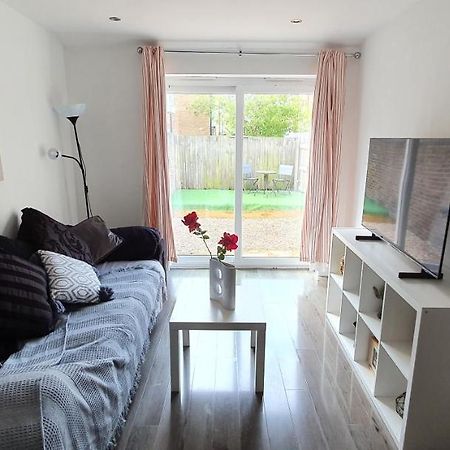 Trendy, Modern Garden Posh Peckham Apartment Лондон Экстерьер фото