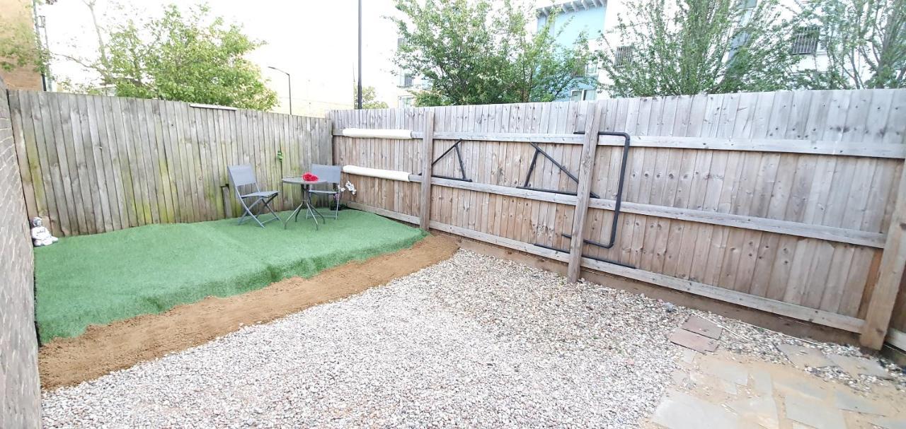 Trendy, Modern Garden Posh Peckham Apartment Лондон Экстерьер фото