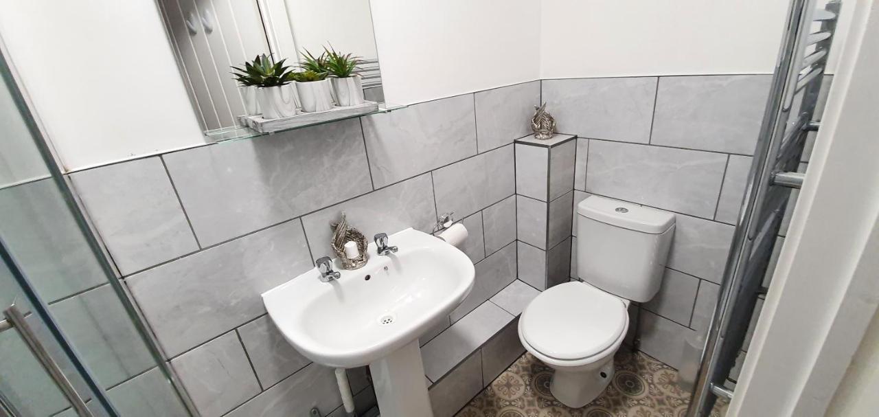 Trendy, Modern Garden Posh Peckham Apartment Лондон Экстерьер фото